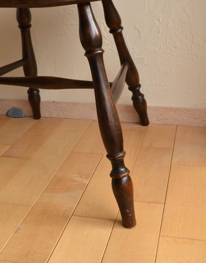 キッチンチェア　アンティーク チェア　アンティークの英国椅子、背もたれのデザインが美しいハイバックのキッチンチェア。彫が入った美しい脚。(k-1082-c)
