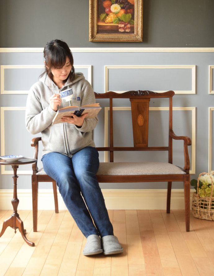 英国クラシックスタイル　アンティーク チェア　象嵌が美しいアンティークチェア、マホガニー材を使ったセティ（ソファ）。飾っても使っても楽しめる椅子です。(k-1084-c)