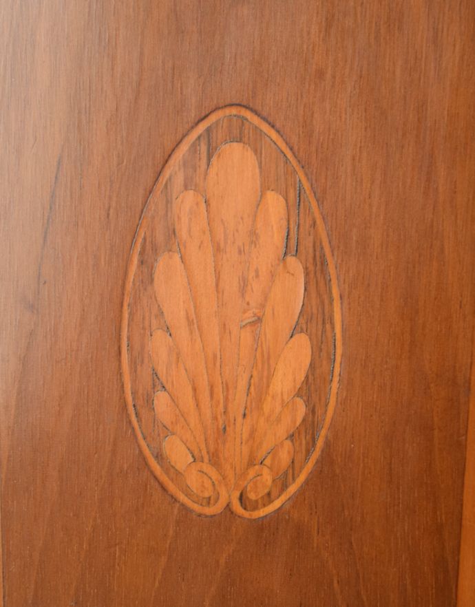 英国クラシックスタイル　アンティーク チェア　象嵌が美しいアンティークチェア、マホガニー材を使ったセティ（ソファ）。隅々まで装飾が施されたデザインです。(k-1084-c)