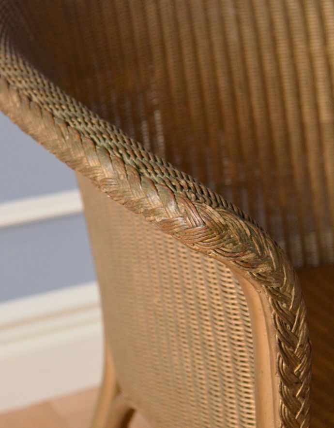 ロイドルーム　アンティーク チェア　イギリスのアンティークチェア、ロイドルームのリビングチェア（ゴールド色）。籐と違って、ささくれやきしみがないのが魅力です。(k-1086-c)