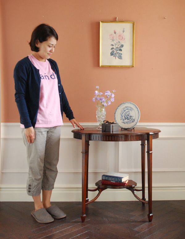 アンティークのテーブル　アンティーク家具　アンティークの英国家具、デザインがキレイなオケージョナルテーブル。そっと壁に付けて置くだけで、オシャレな雰囲気に。(k-1087-f)