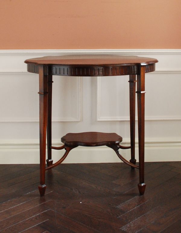 アンティークのテーブル　アンティーク家具　アンティークの英国家具、デザインがキレイなオケージョナルテーブル。細くて繊細なラインが美しい脚。(k-1087-f)