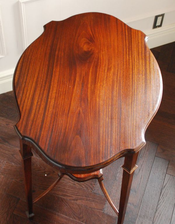 アンティークのテーブル　アンティーク家具　アンティークの英国家具、デザインがキレイなオケージョナルテーブル。流れるような木目が美しいです。(k-1087-f)