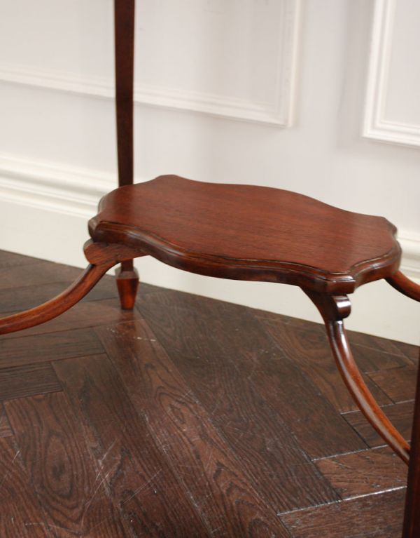 アンティークのテーブル　アンティーク家具　アンティークの英国家具、デザインがキレイなオケージョナルテーブル。下にはちょっとした物置があります。(k-1087-f)