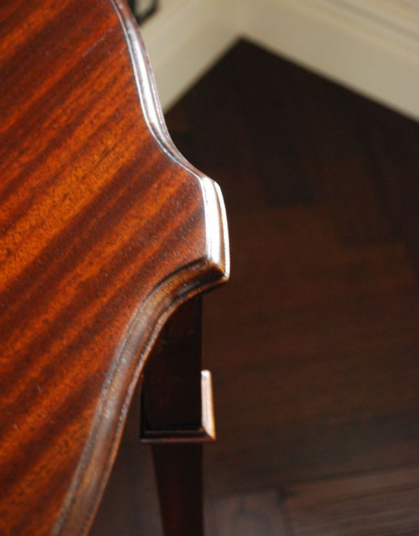 アンティークのテーブル　アンティーク家具　アンティークの英国家具、デザインがキレイなオケージョナルテーブル。ゆらゆらカットされた縁もキレイです。(k-1087-f)