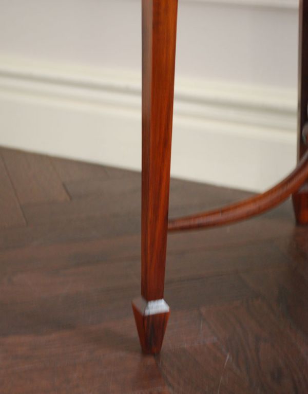 アンティークのテーブル　アンティーク家具　アンティークの英国家具、デザインがキレイなオケージョナルテーブル。細い脚先が繊細でステキ。(k-1087-f)