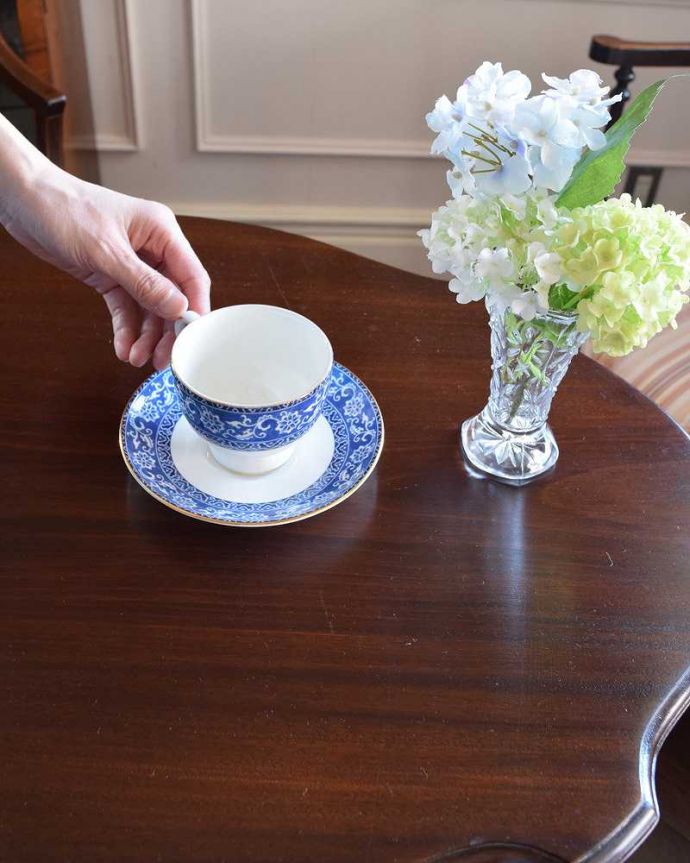 アンティークのテーブル　アンティーク家具　アンティークの英国家具、デザインがキレイなオケージョナルテーブル。マホガニー材らしい高級感のある木目です。(k-1087-f)