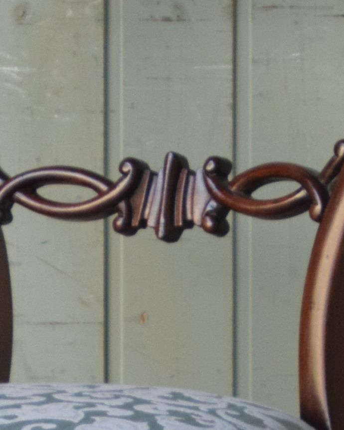サロンチェア　アンティーク チェア　1890年代のマホガニー材の美しいアンティーク　バルーンバックチェアー。背もたれの中心に木製の装飾が施されています。(k-1093-c)