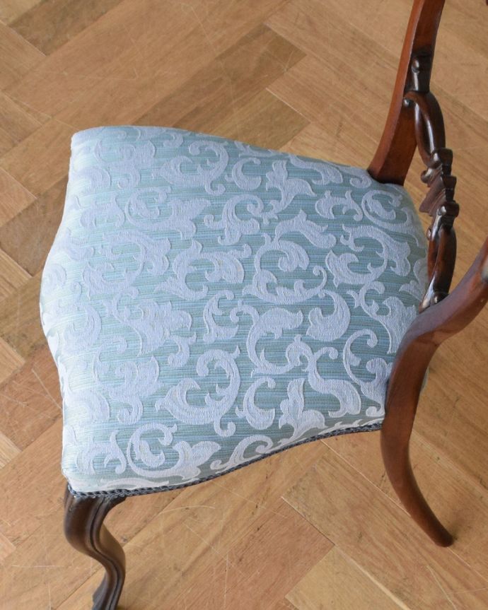 サロンチェア　アンティーク チェア　1890年代のマホガニー材の美しいアンティーク　バルーンバックチェアー。布が貼ってあるので、長時間座っても疲れません。(k-1093-c)