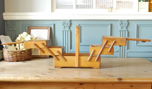 ソーイングボックス　アンティーク家具　木のイギリスアンティークの道具　趣味を楽しむソーイングボックス。見てください！こんな風に広がるんです。(k-1093-f)