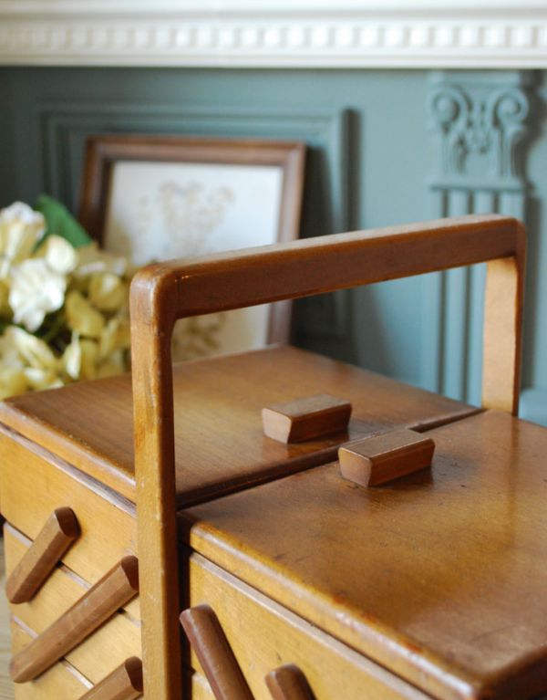 ソーイングボックス　アンティーク家具　木のイギリスアンティークの道具　趣味を楽しむソーイングボックス。しっかりした持ち手で持ち運びも安心です。(k-1093-f)
