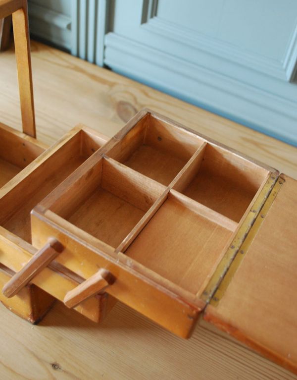 ソーイングボックス　アンティーク家具　木のイギリスアンティークの道具　趣味を楽しむソーイングボックス。たっぷり、スッキリ収納できて使いやすいんです。(k-1093-f)