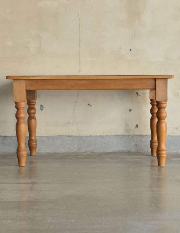 ロイドテーブル　アンティーク家具　イギリスのナチュラルなアンティーク家具、４人掛けのダイニングテーブル。頑丈な造りのテーブルなので末永くお使い頂けます。(k-1096-f)