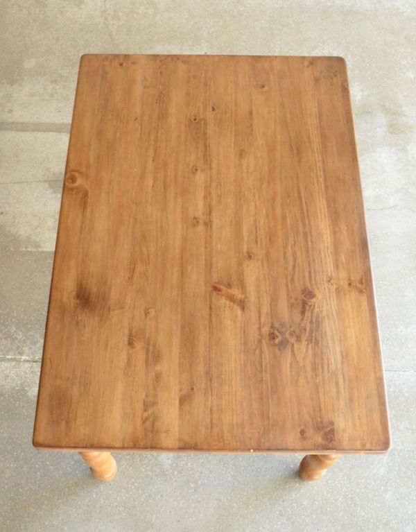 ロイドテーブル　アンティーク家具　イギリスのナチュラルなアンティーク家具、４人掛けのダイニングテーブル。パインの木目が可愛いテーブル。(k-1096-f)