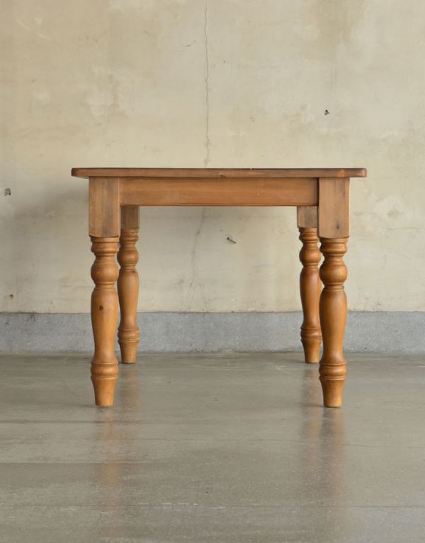 ロイドテーブル　アンティーク家具　イギリスのナチュラルなアンティーク家具、４人掛けのダイニングテーブル。幕板があるので可愛らしくナチュラルな印象。(k-1096-f)