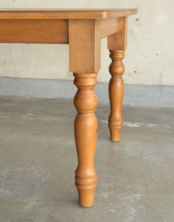 ロイドテーブル　アンティーク家具　イギリスのナチュラルなアンティーク家具、４人掛けのダイニングテーブル。玉ねぎ形の脚が可愛いです。(k-1096-f)
