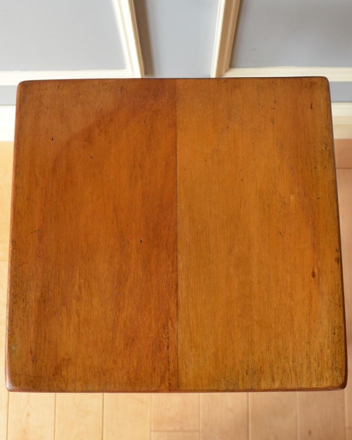板座面　アンティーク チェア　イギリスから届いたアンティークチェア、木製ハイスツール。四角い形をした座面です。(k-1102-c)