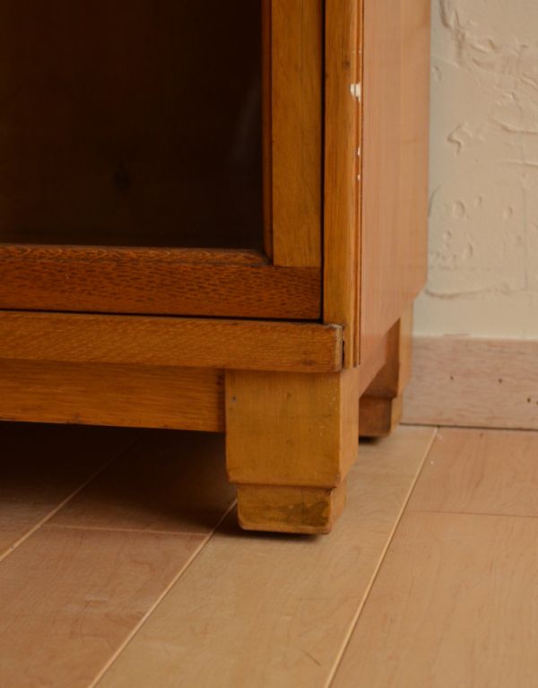 アンティークのキャビネット　アンティーク家具　アンティークの英国家具、ナチュラルな茶色のスタッキングブックケース。安定感のある脚がしっかり支えます。(k-1105-f)