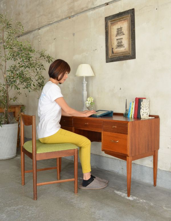 ロイドテーブル　アンティーク家具　カッコイイデザインの英国アンティーク家具、ライティングデスク（机）。デスクに座る時間を持つことで気持ちの切り替えができます。(k-1107-f)