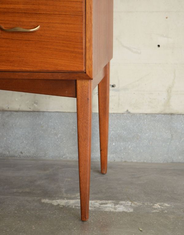 ロイドテーブル　アンティーク家具　カッコイイデザインの英国アンティーク家具、ライティングデスク（机）。しっかりとした安定感があります。(k-1107-f)