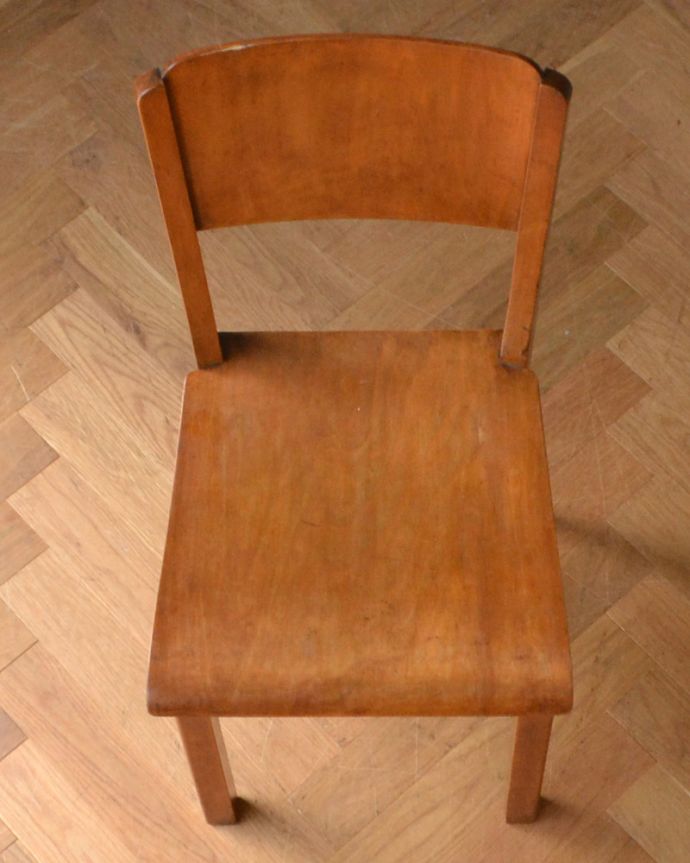 キッチンチェア　アンティーク チェア　大人もしっかりと座る事ができる木製のスクールチェア、イギリスで見つけたアンティークチェア。座面は座りやすい様に加工されています。(k-1108-c)