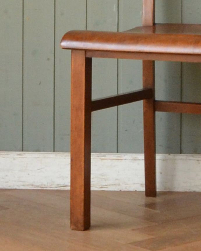 キッチンチェア　アンティーク チェア　大人もしっかりと座る事ができる木製のスクールチェア、イギリスで見つけたアンティークチェア。メンテナンスをしっかりしているので大柄な男性でも安心してお掛けください。(k-1108-c)