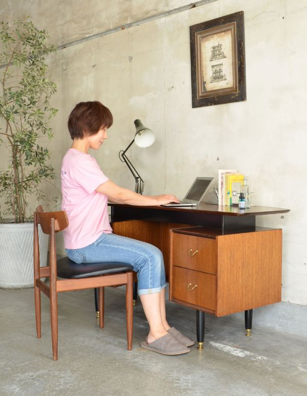 G-PLAN(Gプラン)　アンティーク家具　カッコイイ北欧テイストのビンテージ家具、Gプランのライティングデスク（机）。デスクに座る時間を持つことで気持ちの切り替えができます。(k-1110-f)