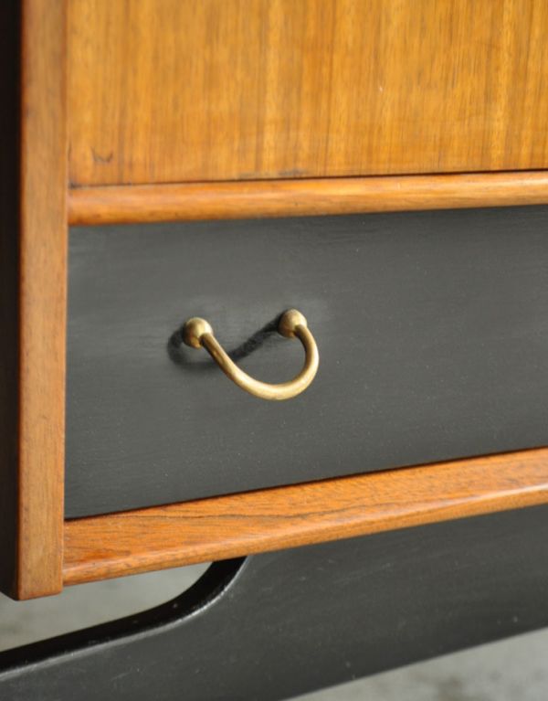 アンティーク家具　ブラックのラインがカッコイイ、Gプランのヴィンテージサイドボード。引き出しも扉も同じデザインの取っ手が使われています。(k-1111-f)