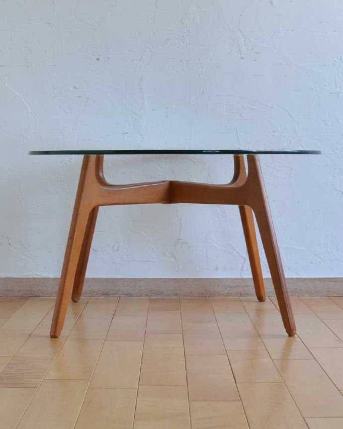 アンティークのテーブル　アンティーク家具　モダンなデザインのヴィンテージ家具、ガラスの天板のコーヒーテーブル。見る角度によって見え方が違う…ヴィンテージなので、もちろん経年変化によるキズはありますが、専門の職人がしっかり修復しているので安心さが違います。(k-1112-f)