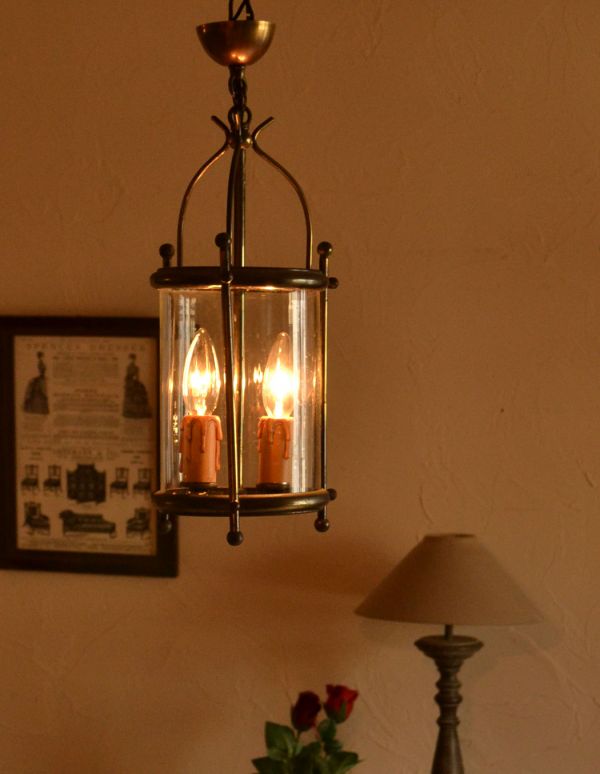 アンティークの照明　照明・ライティング　キャンドルに灯る明かりのよう・・・英国アンティークのペンダントライト（2灯）。ガラスの中でキャンドルが灯るようなロマンチックな輝きを放つランプです。(k-1112-z)