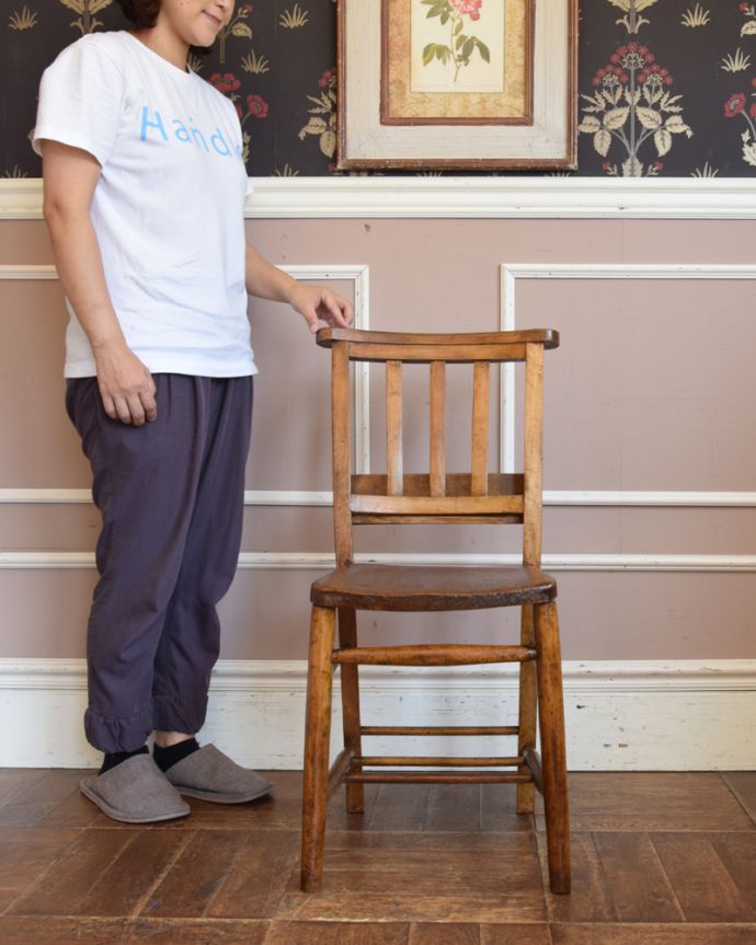 チャーチチェア　アンティーク チェア　１脚あると便利に使えるアンティークの椅子、聖書ボックス付きのチャペルチェア。シンプルなデザインなので合わせやすいですよ！足元の桟は昔、荷物置き場に使われていたもの。(k-1113-c)