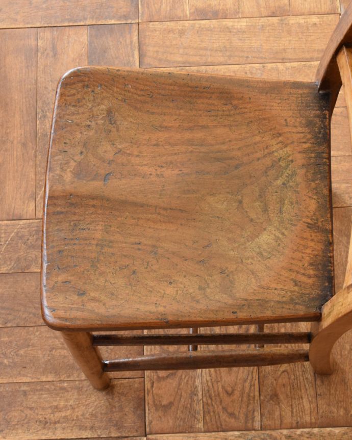 チャーチチェア　アンティーク チェア　１脚あると便利に使えるアンティークの椅子、聖書ボックス付きのチャペルチェア。座面には、座ぐりと言って、長時間座ってお話を聞いてもラクなようにお尻の形に彫が入っています。(k-1113-c)