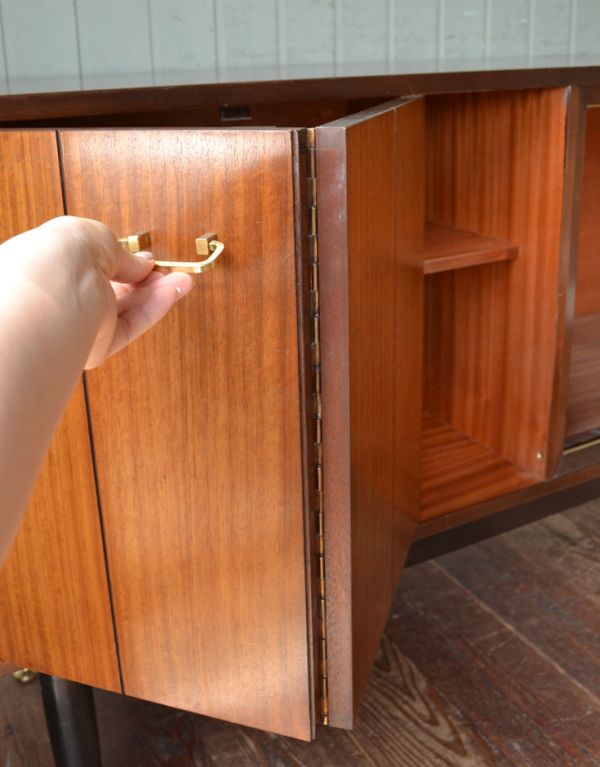 G-PLAN(Gプラン)　アンティーク家具　リビングボードにオススメのヴィンテージ家具、Gプランの２トーンサイドボード。左右の扉はこのように折れ戸になって開きます。(k-1113-f)