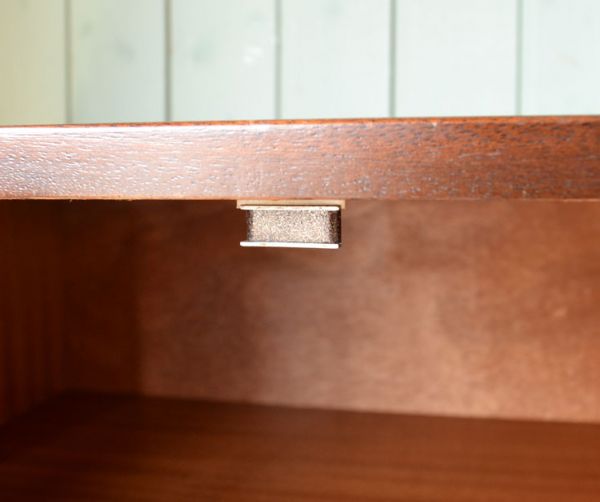 G-PLAN(Gプラン)　アンティーク家具　リビングボードにオススメのヴィンテージ家具、Gプランの２トーンサイドボード。扉の開け閉めがしやすいよう、マグネットを取り付けてあります。(k-1113-f)