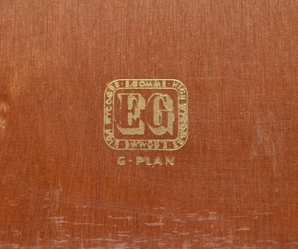 G-PLAN(Gプラン)　アンティーク家具　リビングボードにオススメのヴィンテージ家具、Gプランの２トーンサイドボード。内側に「G-PLAN」のロゴが付いています。(k-1113-f)