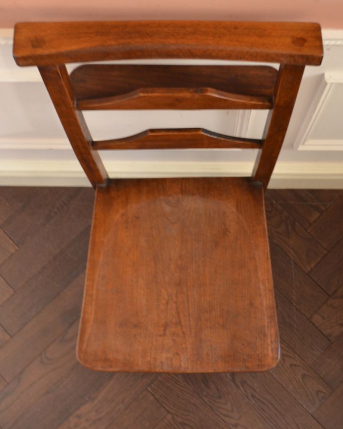 板座面　アンティーク チェア　背もたれのデザインがお洒落なイギリス生まれのチャーチチェア（チャーチチェア）。座面には、座ぐりと言って、長時間座ってお話を聞いてもラクなようにお尻の形に彫が入っています。(k-1114-c)