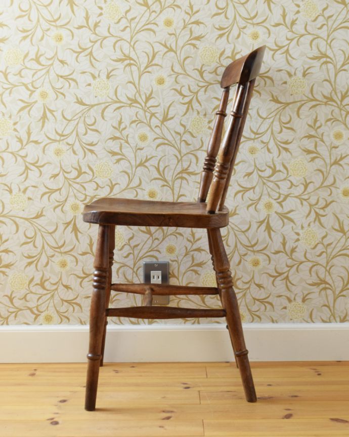 キッチンチェア　アンティーク チェア　ブラウンカラーのイギリスで出会ったアンティークの椅子、ナチュラルで使いやすいキッチンチェア。しっかりと支えてくてる背もたれの角度は、長く座っていても疲れません。(k-1116-c)