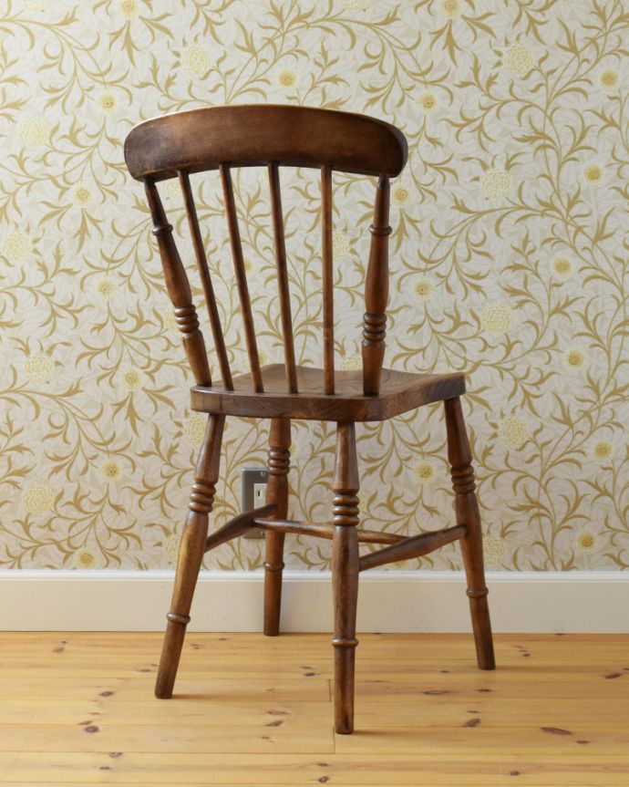 キッチンチェア　アンティーク チェア　ブラウンカラーのイギリスで出会ったアンティークの椅子、ナチュラルで使いやすいキッチンチェア。すっきりシンプルな背もたれです。(k-1116-c)