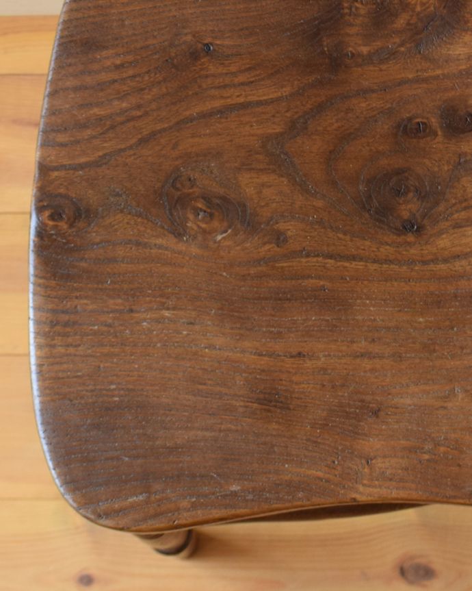 キッチンチェア　アンティーク チェア　ブラウンカラーのイギリスで出会ったアンティークの椅子、ナチュラルで使いやすいキッチンチェア。板座のチェアは、木の温もりが感じられるので、木の家具が好きと言う方にかなりオススメです！。(k-1116-c)