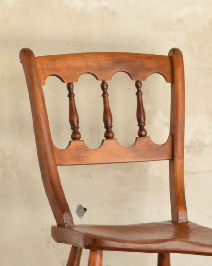 キッチンチェア　アンティーク チェア　カントリースタイルに似合うアンティークの椅子、背もたれのデザインがお洒落なキッチンチェア。キズや汚れ、木目や色は1脚1脚微妙に違いますが、どれもキレイに仕上げています。(k-1119-c)