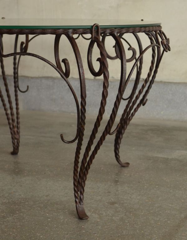 アンティーク家具　アイアンがお洒落なフランスアンティーク家具、ガラス天板のコーヒーテーブル。脚のデザインが女性らしくキレイです。(k-1119-f)