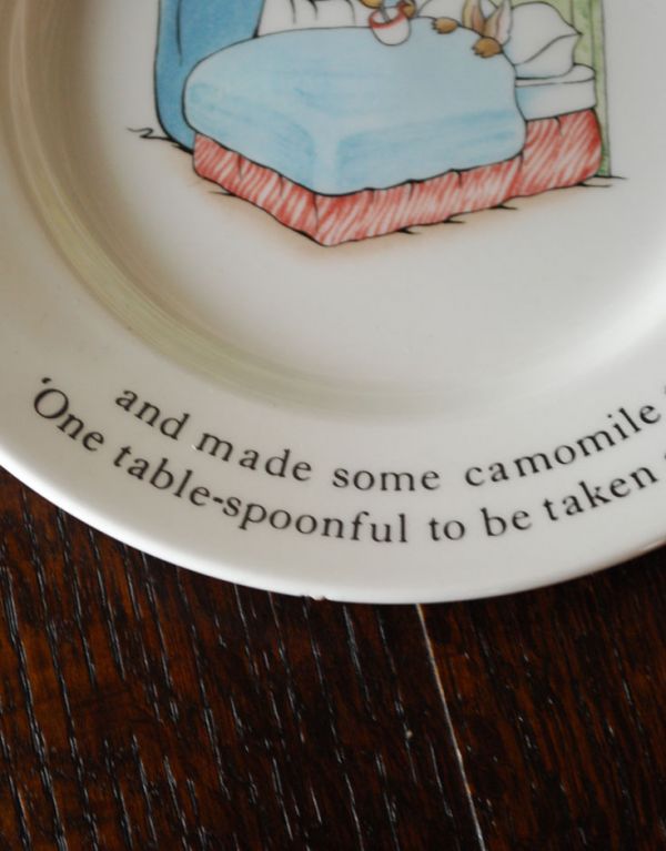アンティーク雑貨　イギリスアンティーク、ピーターラビットのプレート（wedgewood）。ストーリーが英文と共に描かれたプレートです。(k-1119-z)