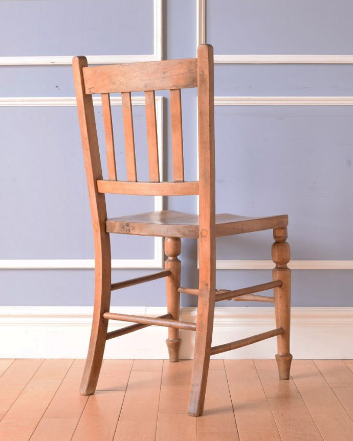 キッチンチェア　アンティーク チェア　ナチュラルで使いやすいアンティークの椅子、脚の彫がとっても可愛いキッチンチェア。後ろ姿はこんな感じ。(k-1121-c)