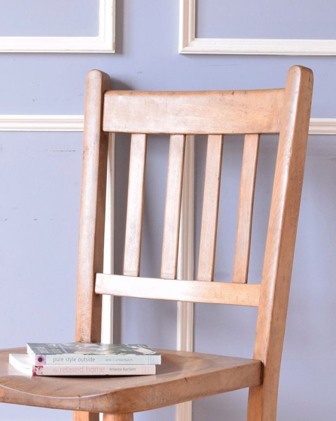 キッチンチェア　アンティーク チェア　ナチュラルで使いやすいアンティークの椅子、脚の彫がとっても可愛いキッチンチェア。風合いたっぷり。(k-1121-c)