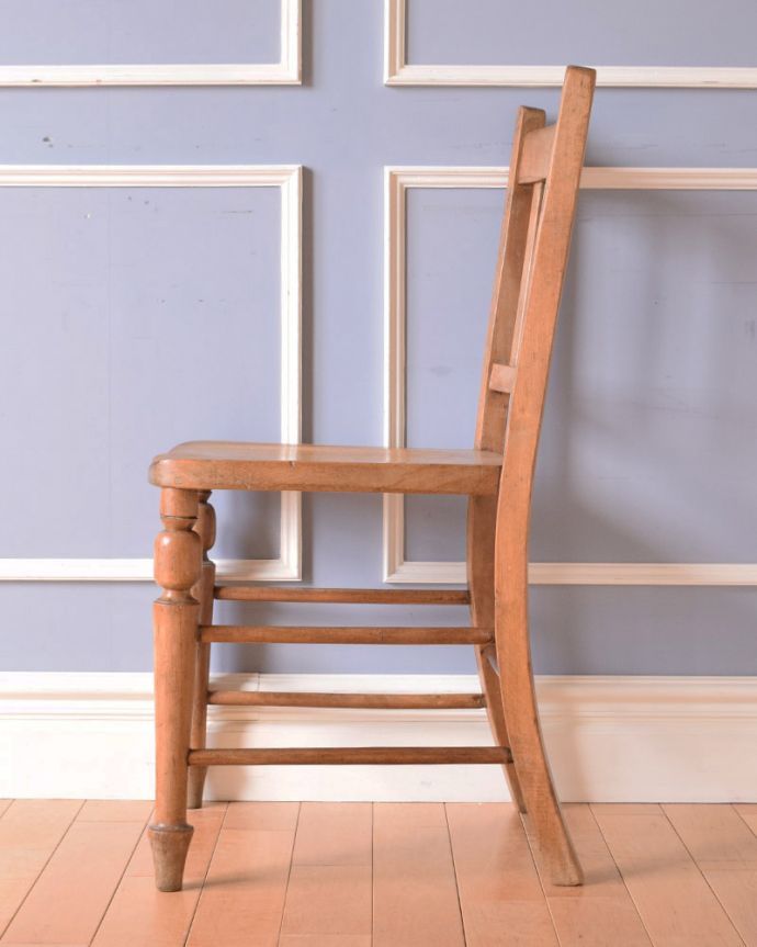 キッチンチェア　アンティーク チェア　ナチュラルで使いやすいアンティークの椅子、脚の彫がとっても可愛いキッチンチェア。しっかりと支えてくてる背もたれの角度は、長く座っていても疲れません。(k-1121-c)