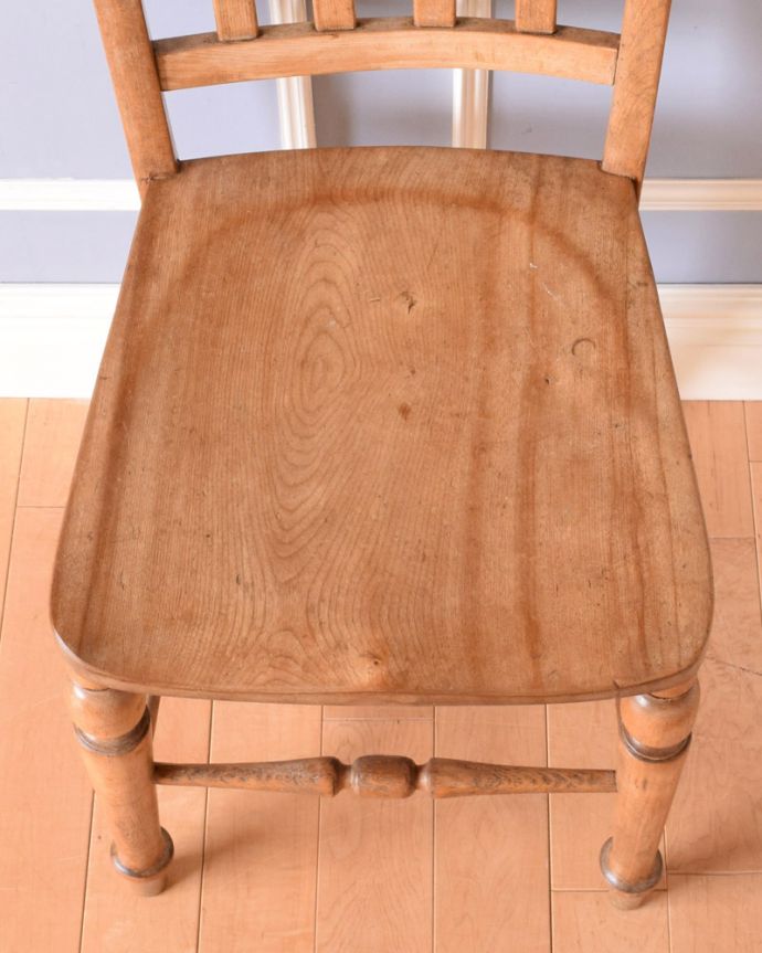 キッチンチェア　アンティーク チェア　ナチュラルで使いやすいアンティークの椅子、脚の彫がとっても可愛いキッチンチェア。角が丸く作られているので、小さいお子様がいるご家庭でも安心です。(k-1121-c)
