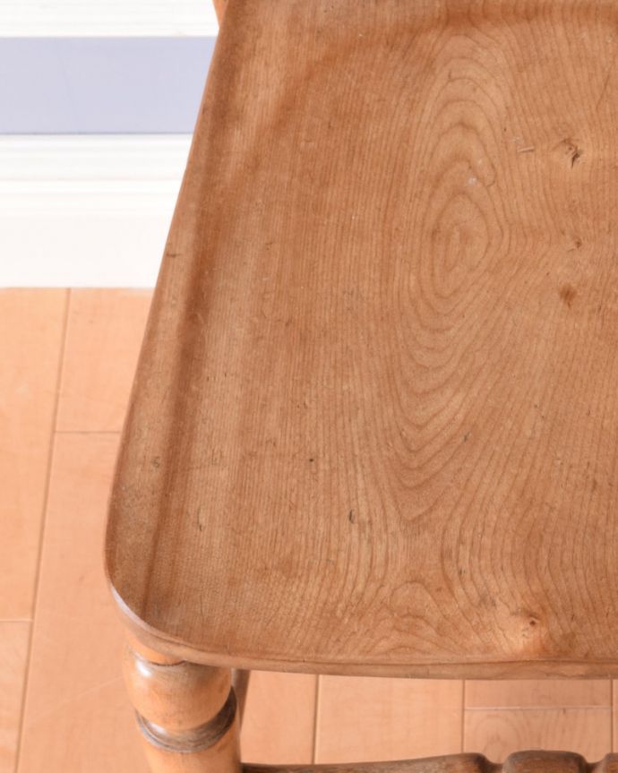 キッチンチェア　アンティーク チェア　ナチュラルで使いやすいアンティークの椅子、脚の彫がとっても可愛いキッチンチェア。板座のチェアは、木の温もりが感じられるので、木の家具が好きと言う方にかなりオススメです！。(k-1121-c)