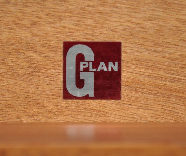 G-PLAN(Gプラン)　アンティーク家具　北欧スタイルのヴィンテージ家具、収納力のあるGプランのサイドボード。「G-PLAN」のロゴステッカーが付いていました。(k-1121-f)