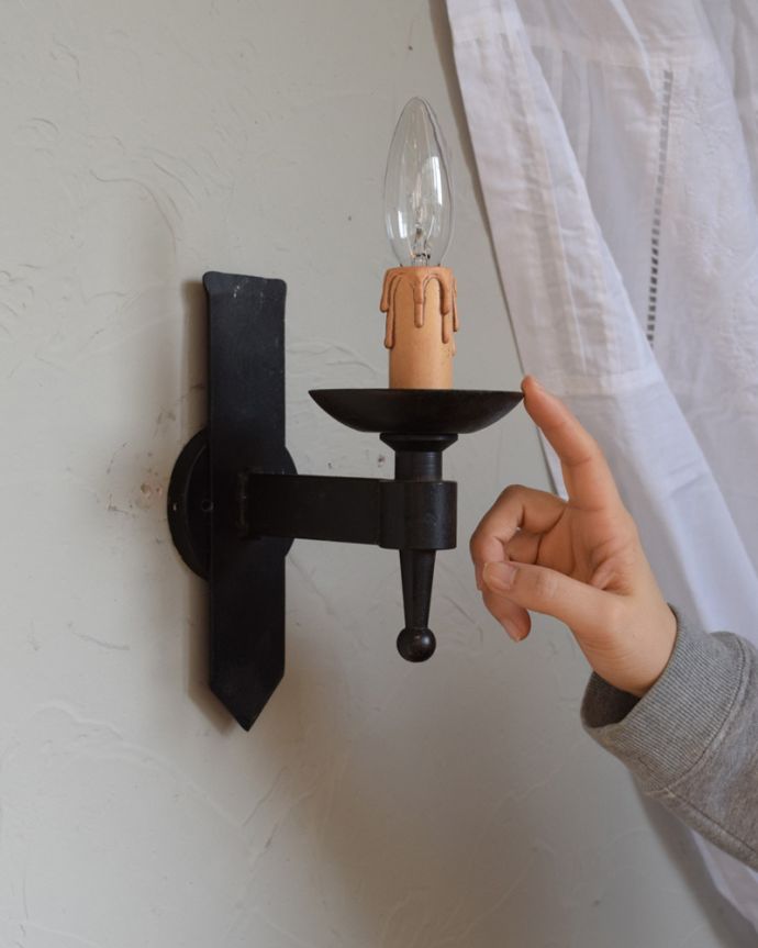 壁付けブラケット　照明・ライティング　フランスのアンティーク壁付けブラケット（Ｅ17シャンデリア球付）。寝室や階段、玄関、トイレなどにピッタリの壁付けブラケットです。(k-1122-z)