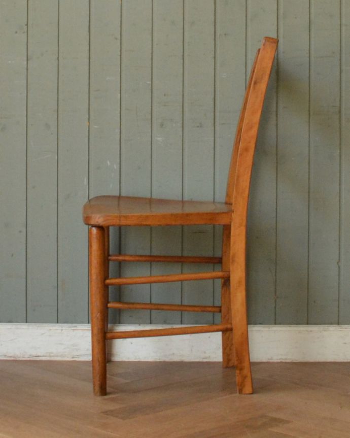 キッチンチェア　アンティーク チェア　オシャレなアンティークの椅子、ナチュラルで使いやすいキッチンチェア。脚はしっかりと組まれています。(k-1123-c)